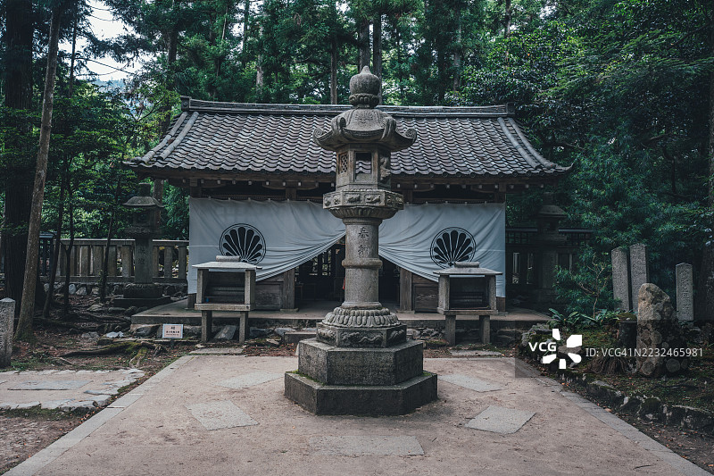宁静的传统寺庙环境，石灯笼，位于日本京都的鞍马寺图片素材