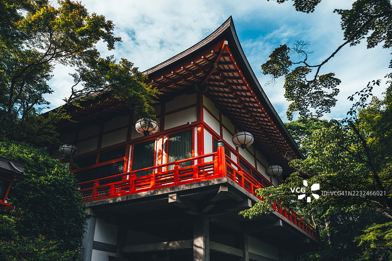 京都的鞍马寺，传统日本寺庙，红色栏杆和悬挂灯笼图片素材