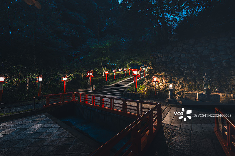 京都府藏經寺的灯笼小径图片素材