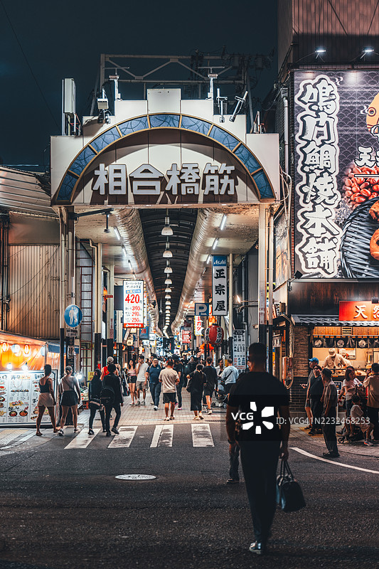 日本大阪府道顿堀繁忙的夜间街景图片素材