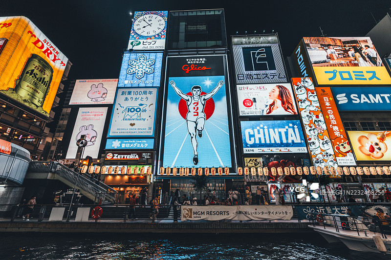 大阪道顿堀河沿岸的鲜艳霓虹招牌图片素材