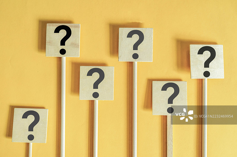 木制标牌上的问号符号特写图片素材