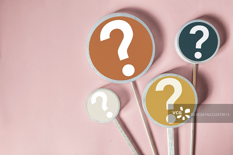 木制标牌上的问号符号特写图片素材