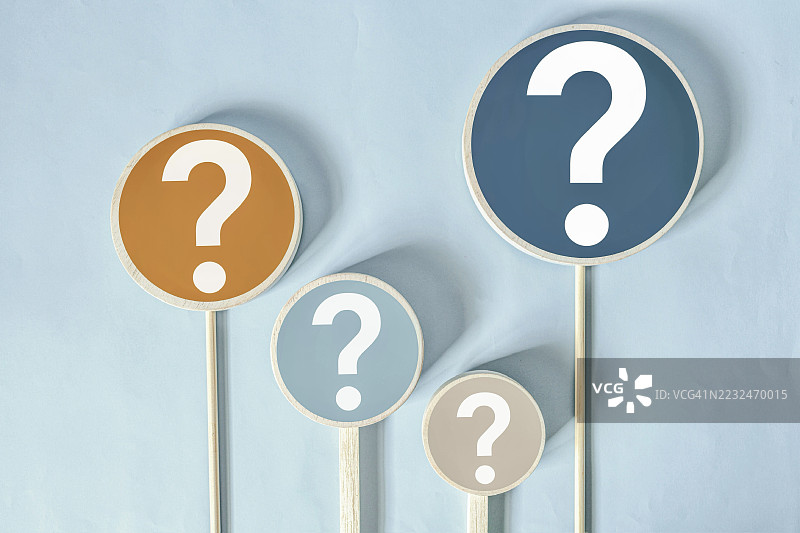 木制标牌上的问号符号特写图片素材