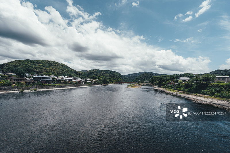 日本京都府宇治的宁静河流风景图片素材