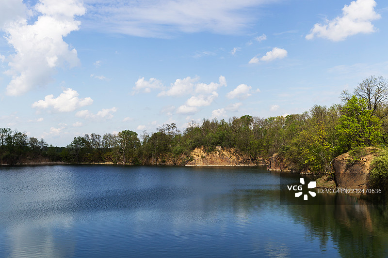 自然中的旧采石场湖泊图片素材
