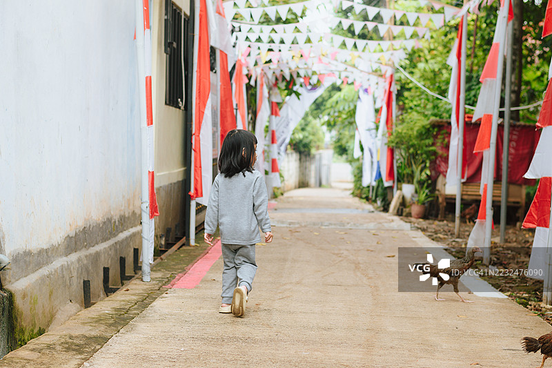 幼儿在印尼社区散步图片素材