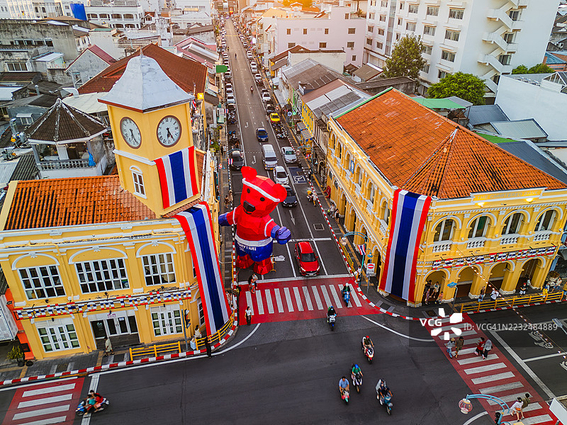 普吉老镇的日落游行，巨型气球在阳光下俯瞰。图片素材