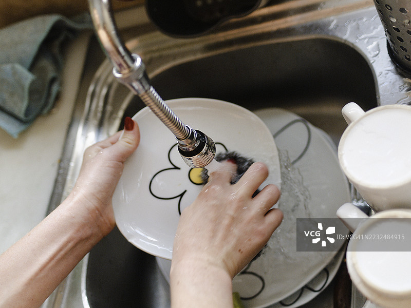 女人手洗碗碟图片素材