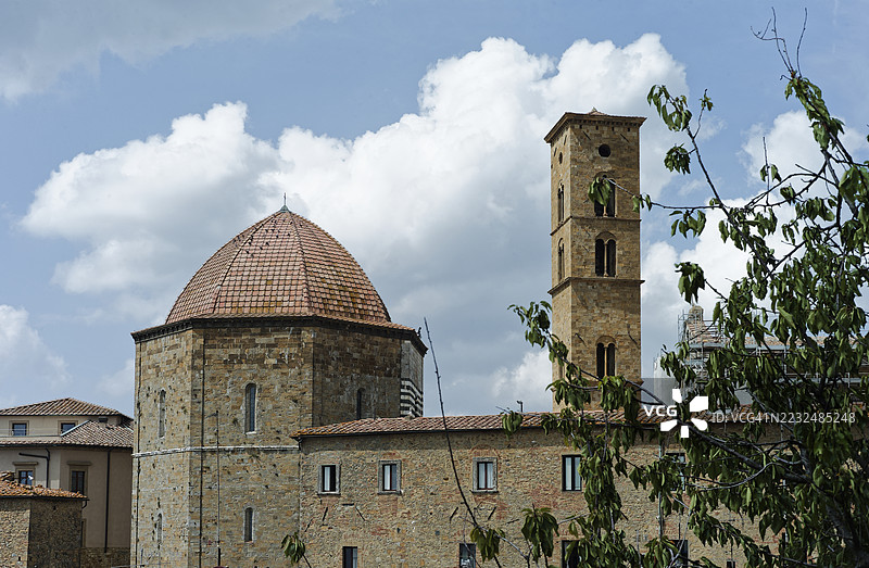 圣约翰洗礼堂，教堂钟楼（沃尔泰拉，托斯卡纳，意大利）图片素材