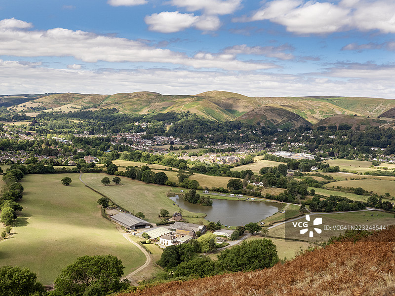 从英国什罗普郡的凯尔卡多克眺望教堂街和长明德山。图片素材