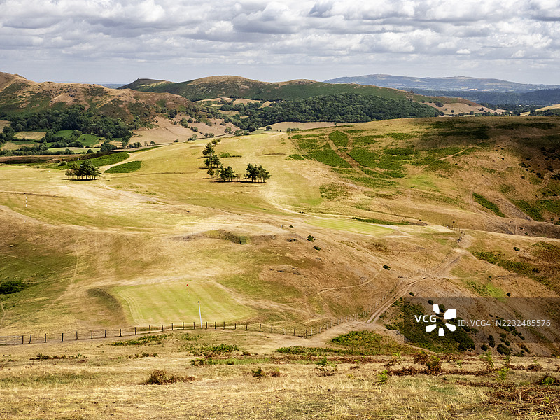 英国什罗普郡长山（Long Mynd）的马奇文洛克（Much Wenlock）高尔夫球场草坪因持续干旱而变黄，拍摄于2025年8月。图片素材