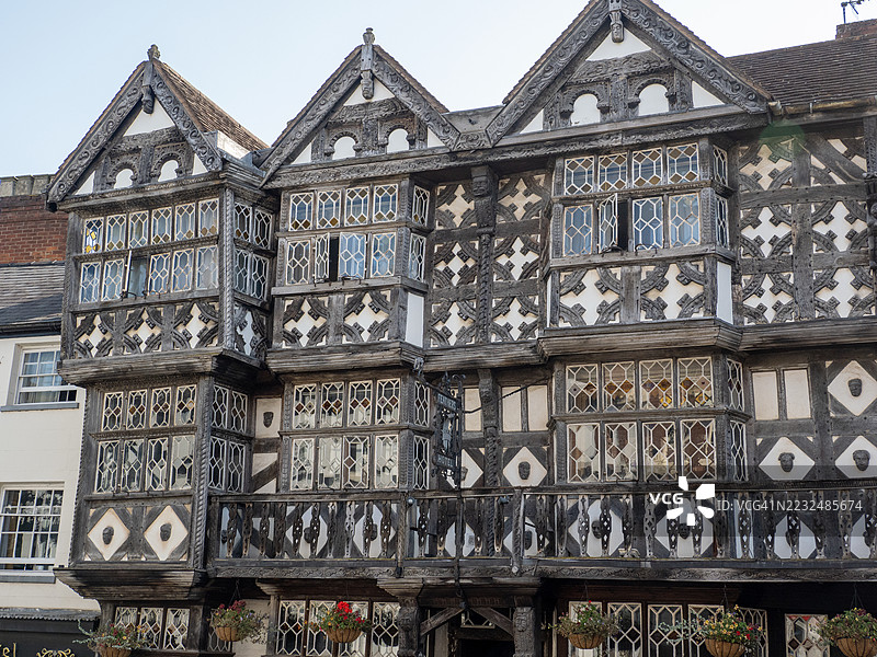 位于什鲁普郡卢德洛的费瑟斯酒店，一座建于 1619 年的木结构建筑图片素材