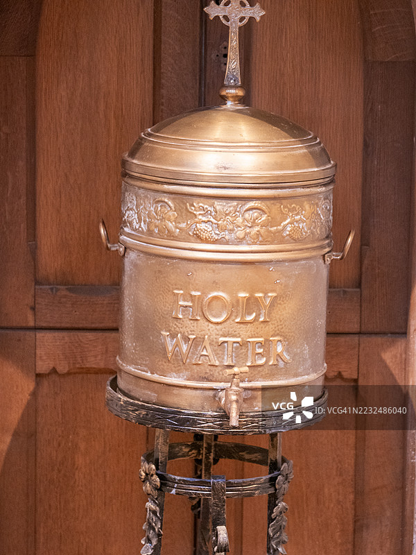 英国什鲁斯伯里圣乔治教堂的圣水图片素材