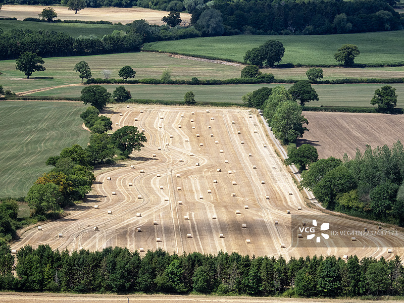 从农田上方的谷物作物俯瞰下方的凯尔卡多克（Caer Caradoc），英国什罗普郡的草垛。图片素材