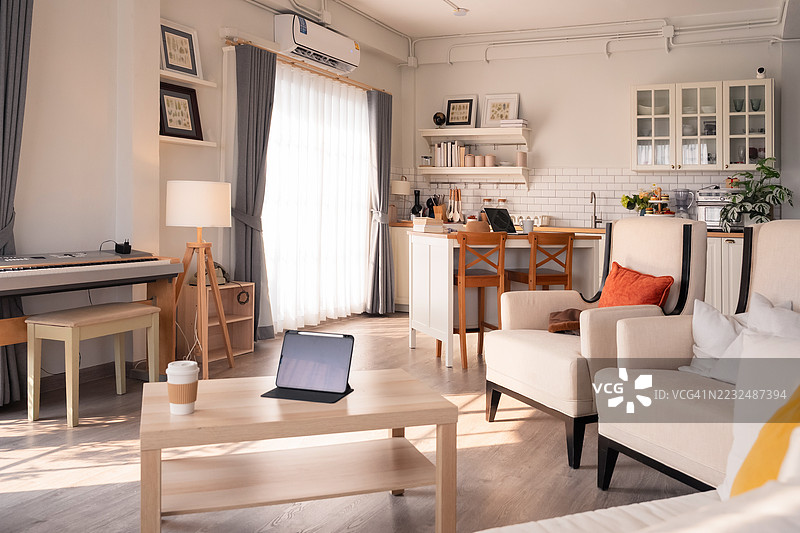 现代家居室内设计，家庭区域带有餐具厨房，日光充足，装饰设计元素。图片素材