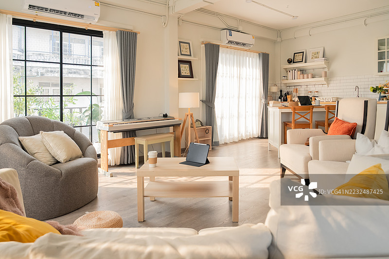 现代室内设计的家庭区域，带有餐具厨房和自然光的展示公寓室内装饰元素图片素材