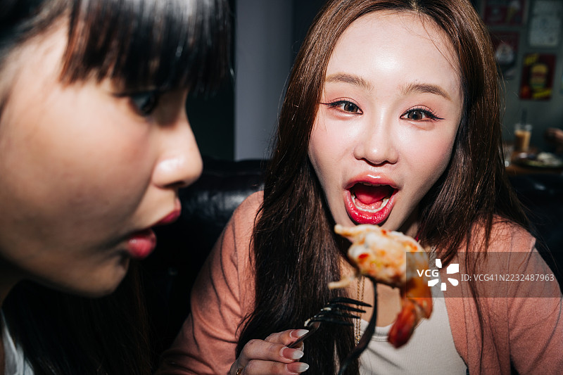 分享美食时与鲜虾的趣味瞬间图片素材