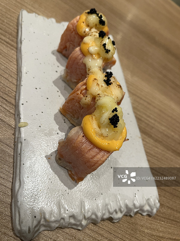 香煎三文鱼寿司卷配芝士和奶油酱图片素材