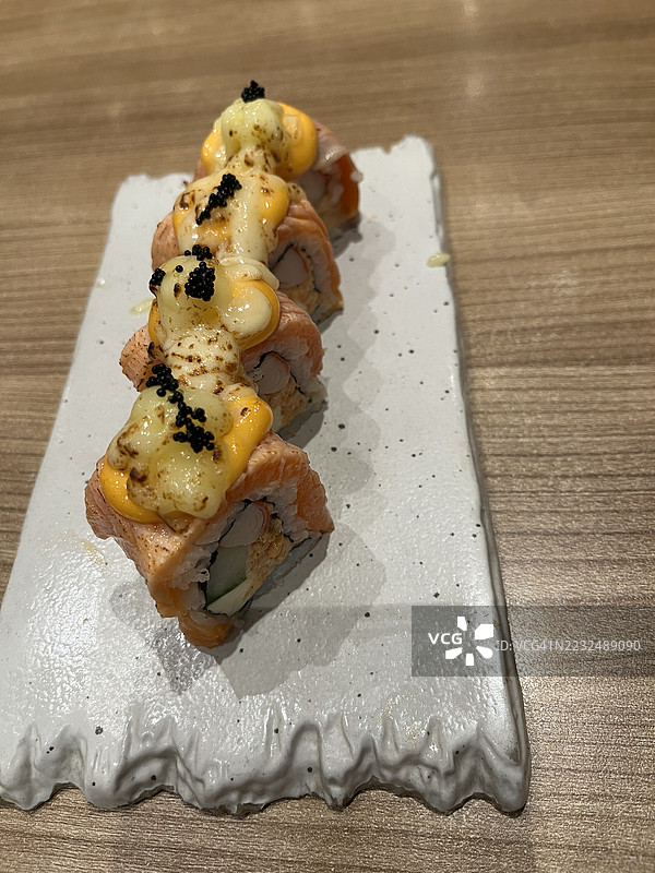 香煎三文鱼芝士寿司卷配奶油酱图片素材
