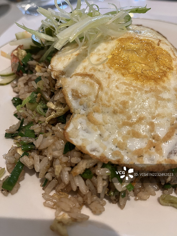 印度尼西亚日惹的中国餐馆供应的中式炒饭图片素材