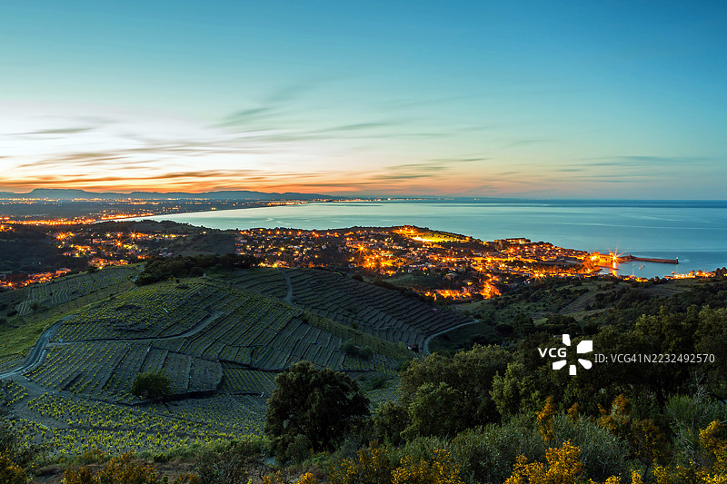 科利乌尔 - 法国南部的历史村庄在日落时分图片素材