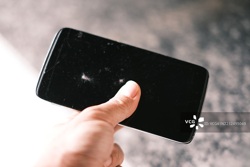 损坏屏幕的智能手机：维修与援助图片素材