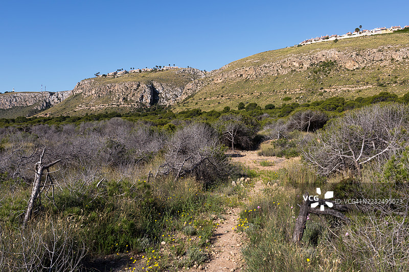 干燥的地形，悬崖和西班牙圣波拉村图片素材