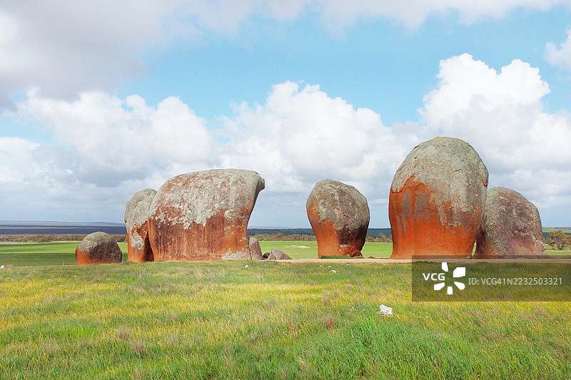 墨菲斯干草堆是一组位于南澳大利亚埃尔半岛的大型红色孤立山丘或花岗岩巨石，是一个热门的旅游目的地。图片素材