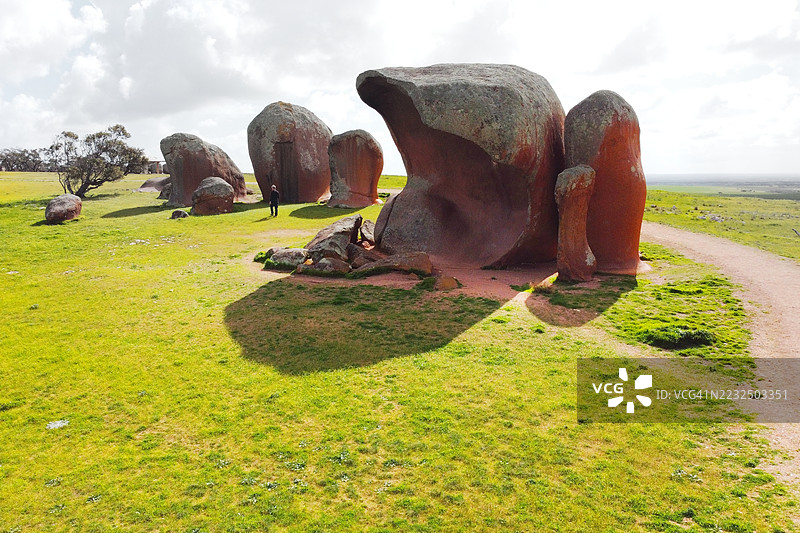 墨菲草堆是一组位于南澳大利亚埃尔半岛的大型红色孤立山丘或花岗岩巨石，是一个热门的旅游目的地。图片素材