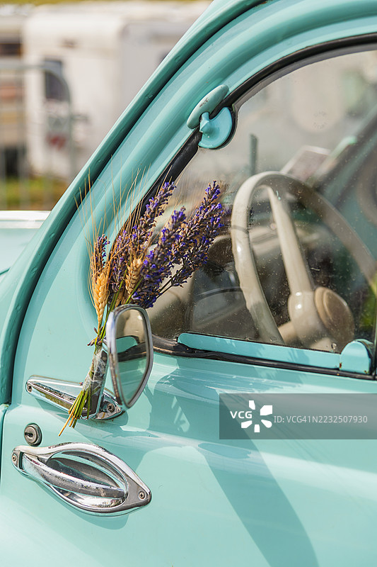 普罗旺斯，复古汽车上的一束薰衣草图片素材
