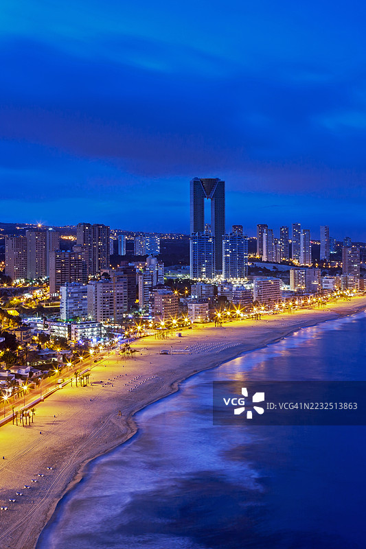 旅行目的地：西班牙贝尼多姆市，位于地中海旁的蓝色时刻图片素材