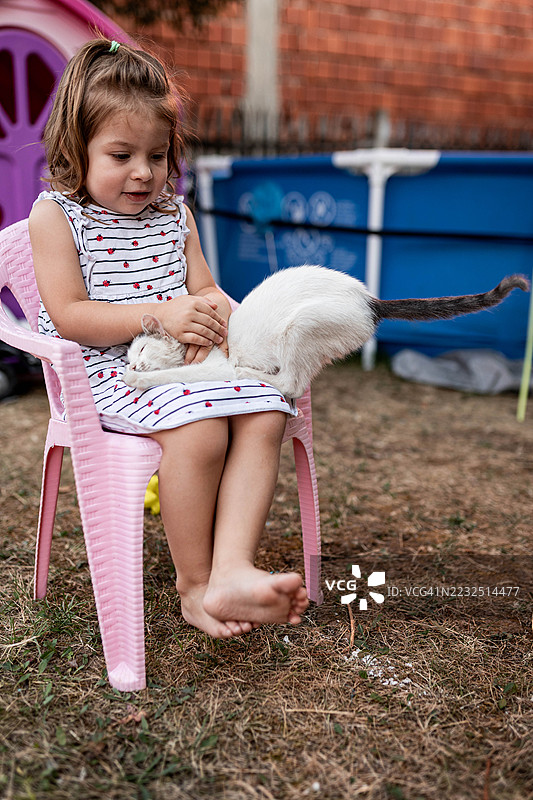 乡村中怀里抱着可爱小猫的孩子图片素材