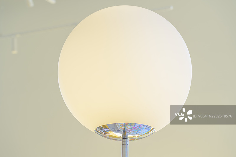 现代球形灯照亮简约室内设计图片素材