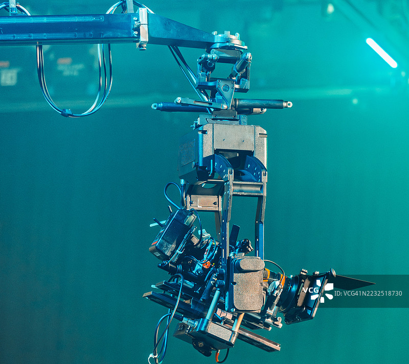 专业摄影机吊臂在摄影棚中支撑着一台电影摄影机图片素材