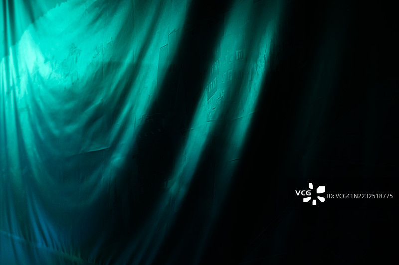 深色中轻轻摇曳的浅青色织物图片素材