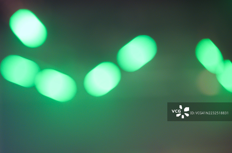 绿色的散景灯光营造出节日的氛围图片素材