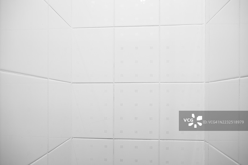 白色陶瓷砖在现代浴室中形成一个角落图片素材