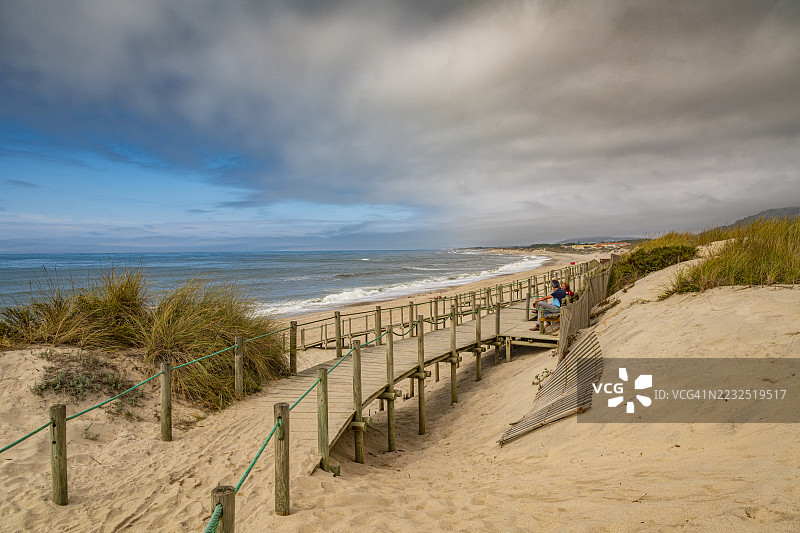 葡萄牙，埃斯波森德，沙丘上的木栈道图片素材