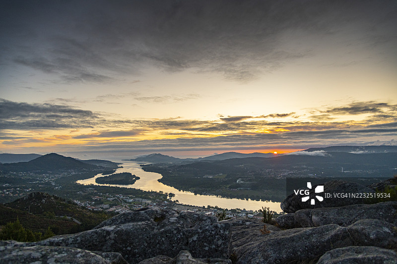 葡萄牙，塞尔维拉新村的米尼奥河图片素材