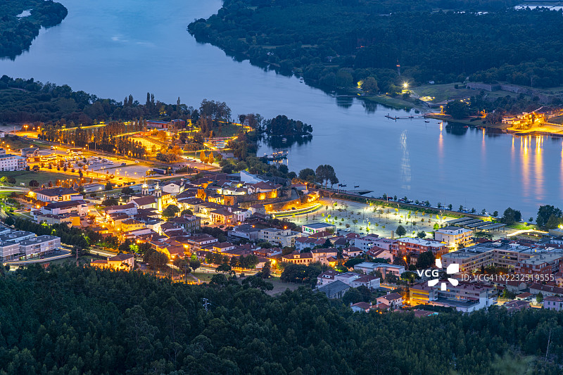 塞尔维拉新村，黄昏时分的城市和米尼奥河景观图片素材