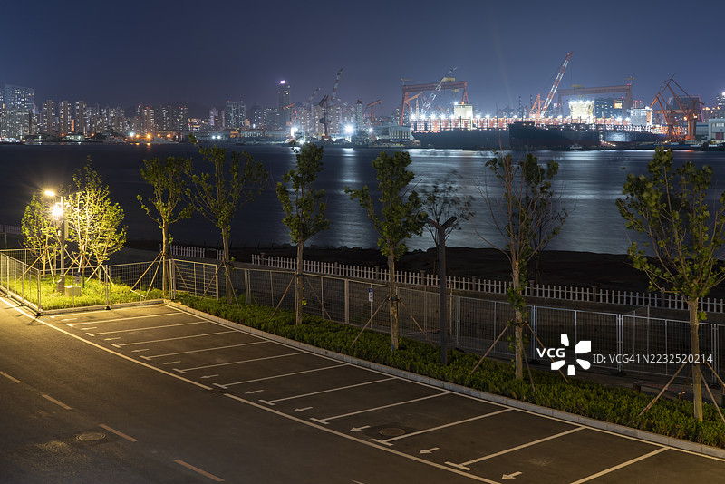 夜间高角度拍摄的户外停车场图片素材