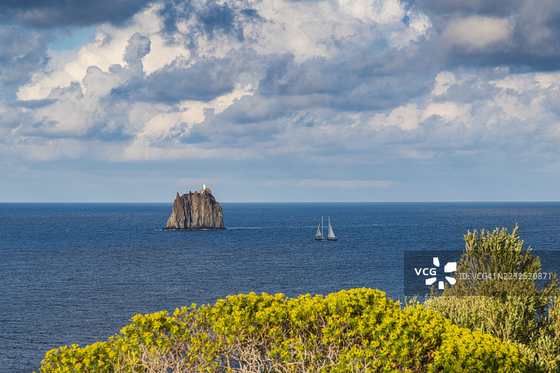 西西里岛，斯特龙博利岛海岸的帆船图片素材
