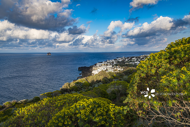 西西里岛，从通往斯特龙博利火山顶的小径上俯瞰菲科格兰德村。图片素材