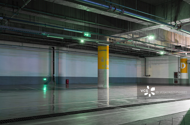 通往出口的停车场道路图片素材