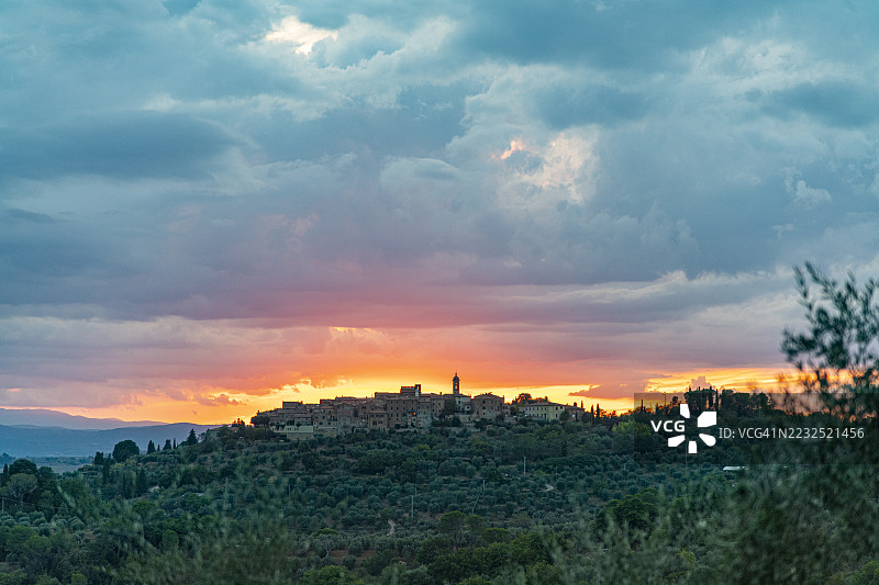 托斯卡纳，卡斯特尔穆齐奥的日落图片素材