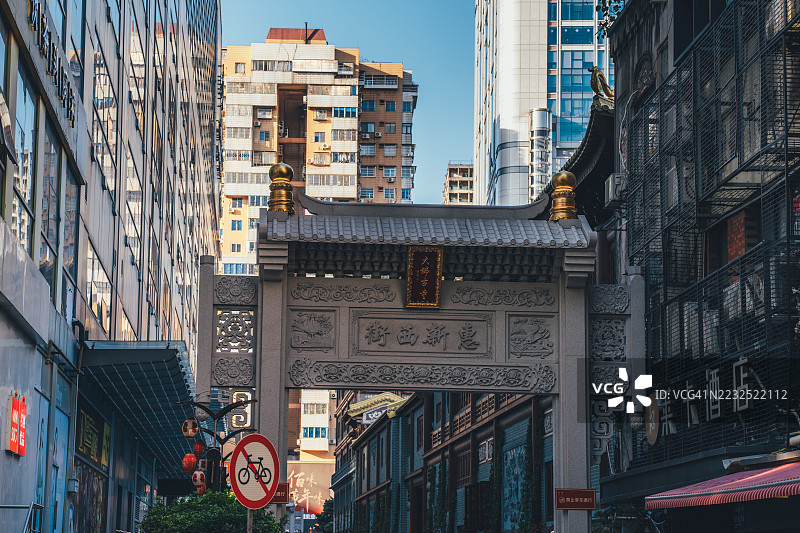 广州，广东，中国的城市街道上的传统拱门图片素材