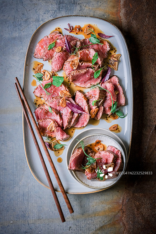美味的牛肉塔塔基拼盘，配以香草和脆蒜装饰图片素材