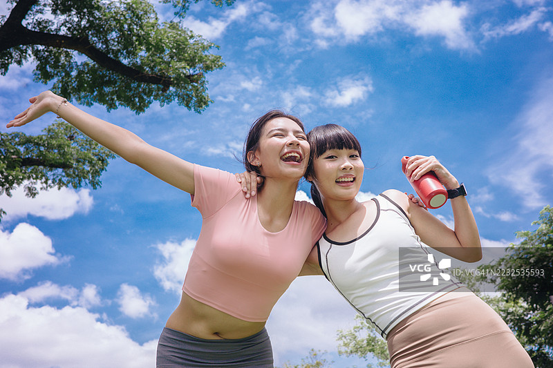 女人在户外呼吸新鲜空气图片素材