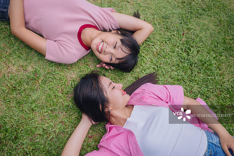 女人在户外呼吸新鲜空气图片素材